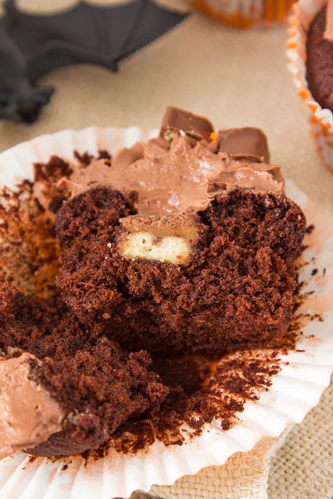 Have leftover Halloween sweets? Then make these Candy Bar Cupcakes! With a surprise centre, luscious frosting and candy bar topping, these are a fun and easy way to use that candy up!